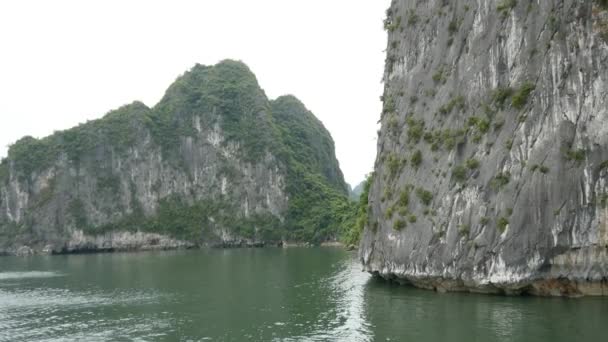 Tropiska landskapet i ha long bay — Stockvideo