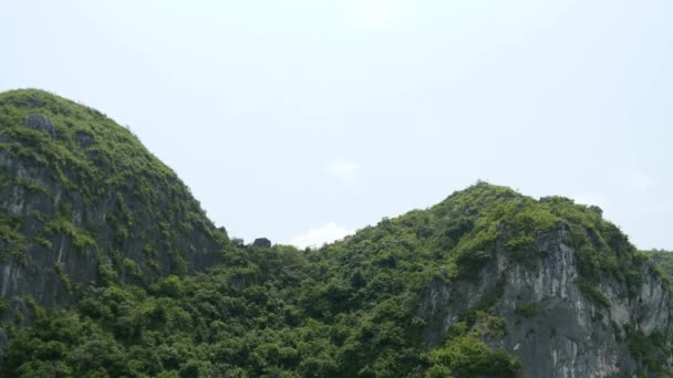 Paisaje tropical de la bahía de ha long — Vídeos de Stock