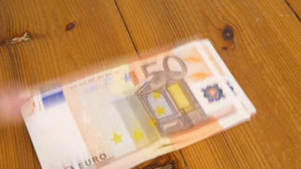 Euro-Banknoten auf dem Tisch — Stockvideo