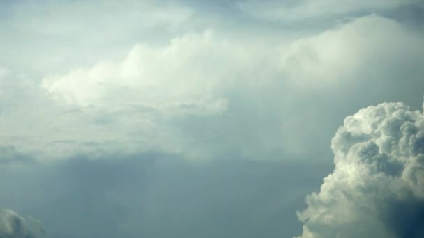 Nuvens brancas no céu azul — Vídeo de Stock