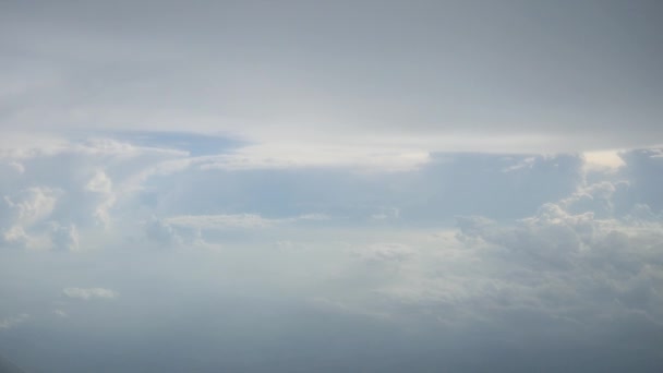 Hermosas nubes en el cielo azul — Vídeos de Stock