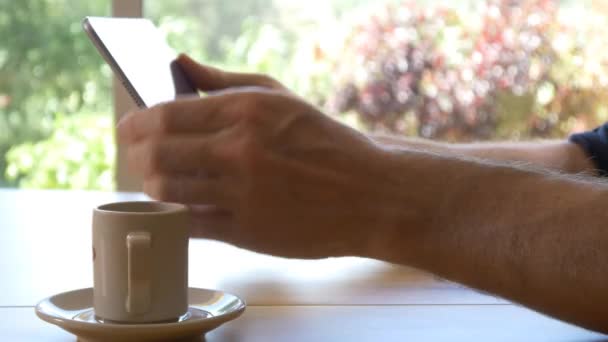 Мужчина с помощью планшета ПК — стоковое видео