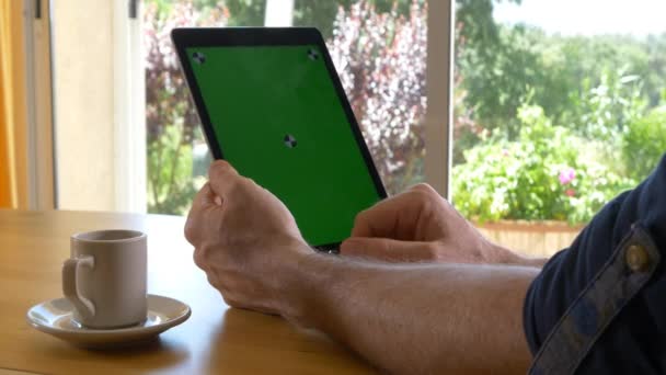 Masculino usando tablet pc — Vídeo de Stock