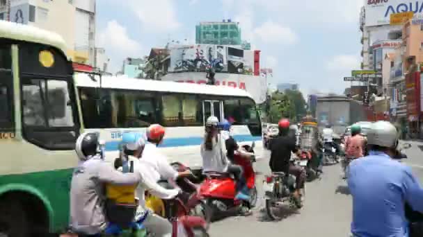 Tráfico caótico en la carretera de Ho Chi Minh — Vídeo de stock