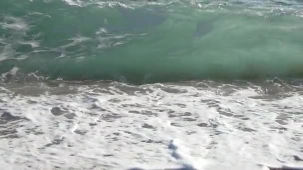 Ondas do mar quebrando na praia — Vídeo de Stock
