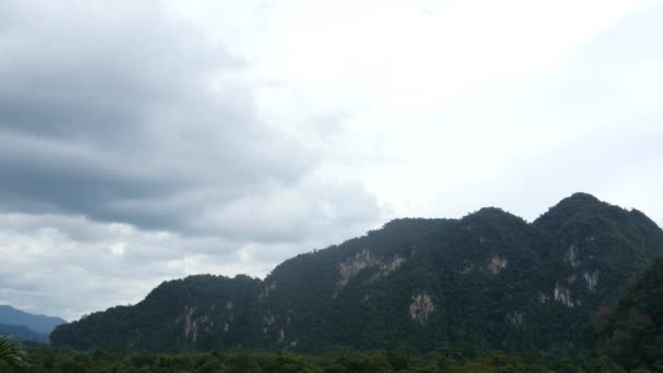 Wolken ziehen über die Berge — Stockvideo