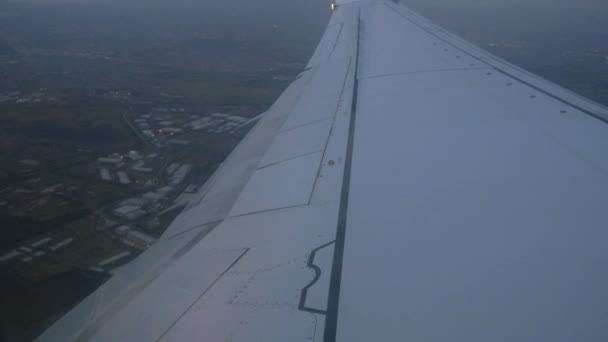 Крыло самолета на фоне пейзажа — стоковое видео