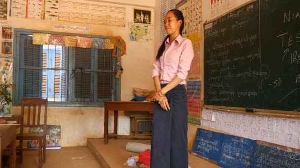 Crianças cambojanas na escola — Vídeo de Stock