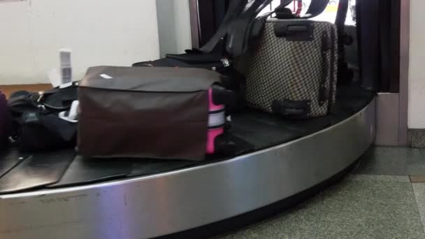 Сумки для багажа на поясе прибытия — стоковое видео