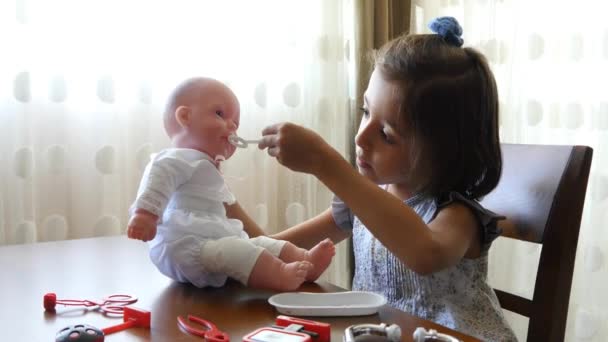 Menina jogando médicos com boneca — Vídeo de Stock
