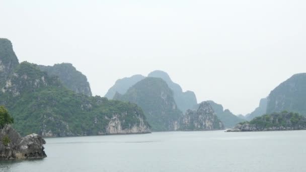 Paisaje tropical de la bahía de ha long — Vídeo de stock