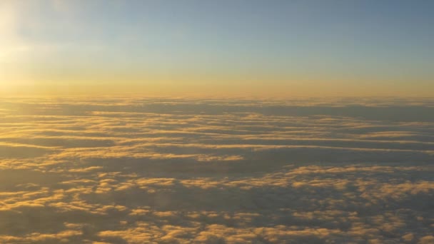 Nuvens durante o nascer do sol no céu — Vídeo de Stock