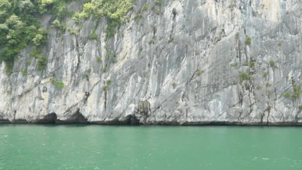 Tropické krajiny ostrova ha long bay — Stock video