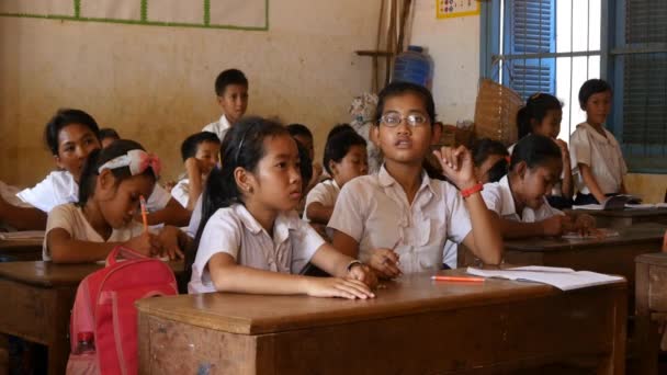 Kambodschanische Kinder in der Schule — Stockvideo
