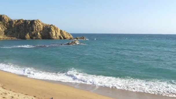 Šplouchají vlny na Sandy Beach — Stock video