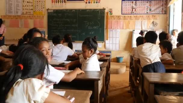 Niños camboyanos en la escuela — Vídeos de Stock