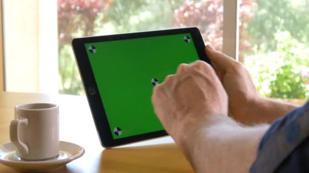 Чоловік використовує планшетний ПК — стокове відео
