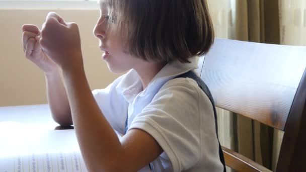 Niña haciendo la tarea — Vídeos de Stock