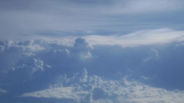 Beaux nuages sur ciel bleu — Video