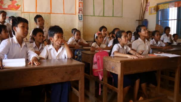 Bambini cambogiani a scuola — Video Stock