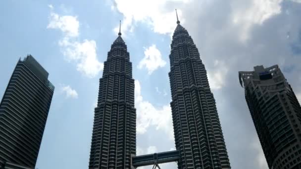 Nubes moviéndose por Petronas Twin Towers — Vídeo de stock