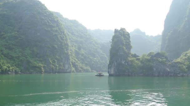 Paisaje tropical de la bahía de ha long — Vídeos de Stock