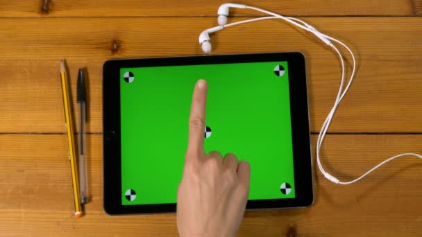 Mano donna facendo gesti su tablet — Video Stock