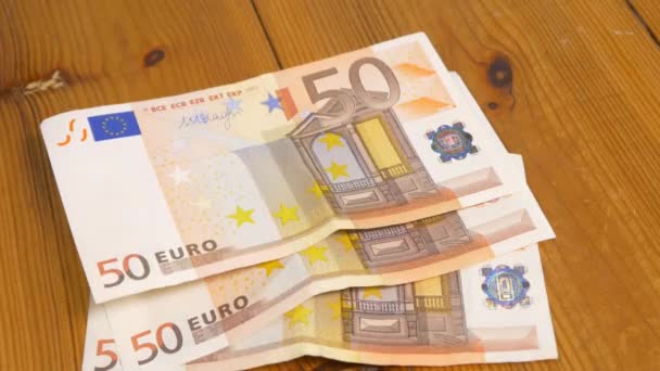 Billetes en euros sobre la mesa — Vídeos de Stock