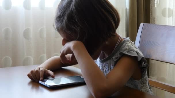 Menina usando smartphone — Vídeo de Stock