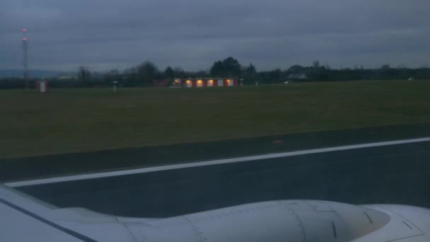 Ala del avión sobre un fondo de paisaje — Vídeos de Stock