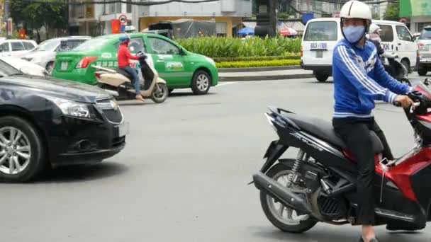 Chaotische verkeer onderweg van Ho Chi Minh — Stockvideo