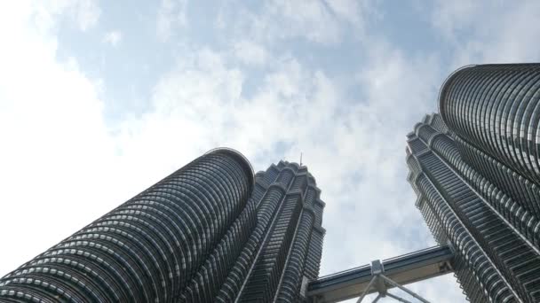 Nubes moviéndose por Petronas Twin Towers — Vídeo de stock