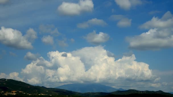 Nuvens tempestade crescendo sobre a paisagem — Vídeo de Stock