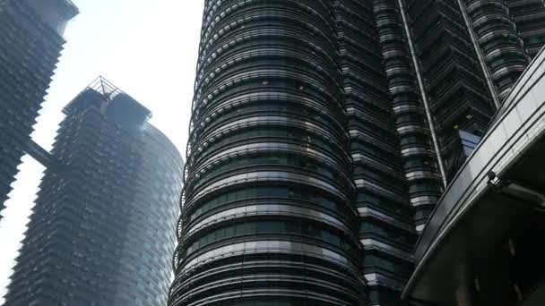 Molnen rör sig av Petronas Twin Towers — Stockvideo