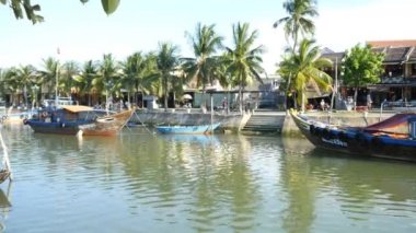 İnsanlar dalgalar üzerinde yüzen tekne