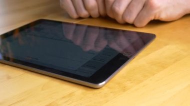 Tablet kullanan adam