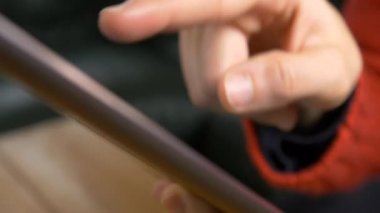 kadın el jestleri tablet yapıyor 