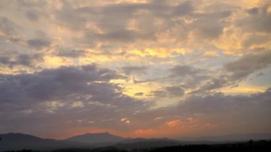 Gün batımı bulutlar gökyüzünde hareket