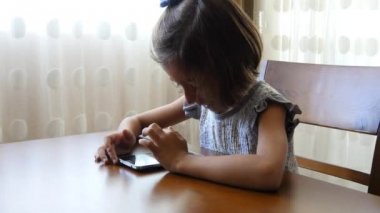 Akıllı telefon kullanan kız