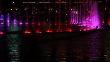 Gece vakti aydınlatılmış çeşme.