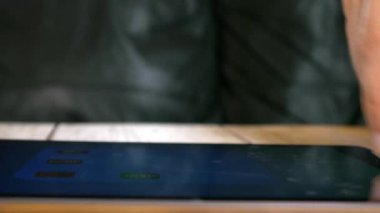 kadın el jestleri tablet yapıyor 