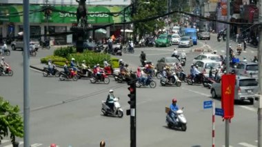 Ho Chi Minh yolu üzerinde kaotik trafik