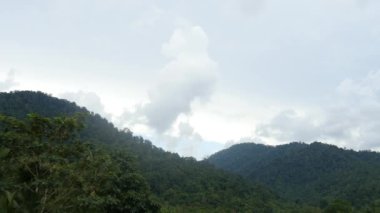 bulutlar Dağların üzerinden hareket