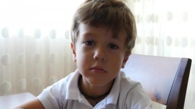 Şirin küçük çocuk.