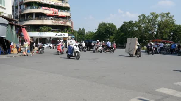 Хаотическое движение на дороге Хошимина — стоковое видео