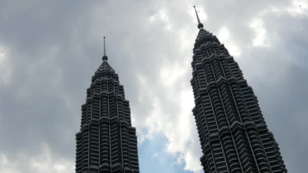 Mraky táhnou od mrakodrapů Petronas Twin Towers — Stock video