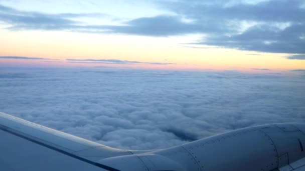 Nuvens durante o nascer do sol no céu — Vídeo de Stock