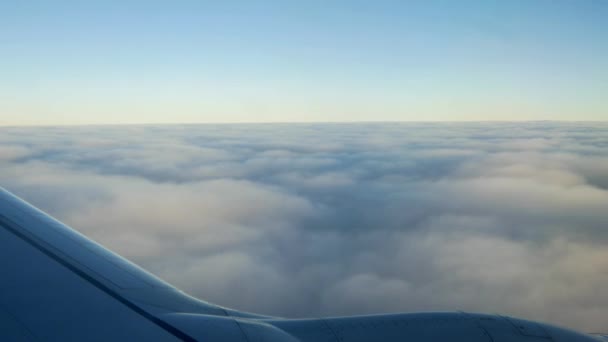 Vliegtuig vleugel met zonsondergang en wolken — Stockvideo