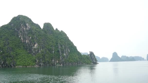 Paisaje tropical de la bahía de ha long — Vídeos de Stock