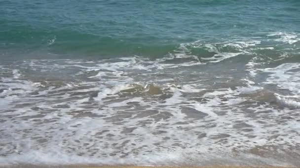 Морские волны ломаются на пляже — стоковое видео